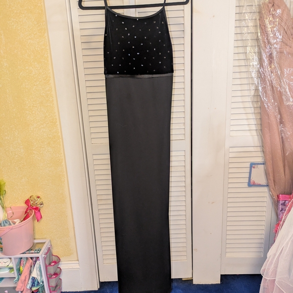 BuyerToo! California Dresses & Skirts - Elegant Black Sleeveless Gown